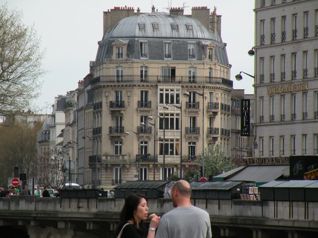  bel immeuble haussmanien, quai de Montebello